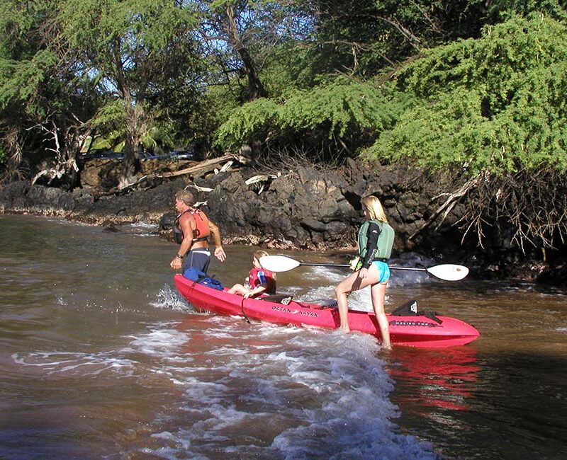 instructor-guide-the-woman-and-little-girl-on-kayak-tour